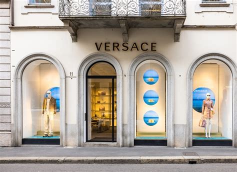 Versace: het Italiaanse luxe modehuis opent een nieuwe boetiek 